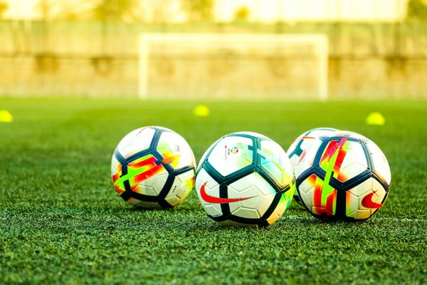 Comment les clubs de football peuvent-ils structurer des programmes pour prévenir les blessures de surutilisation chez les jeunes talents?