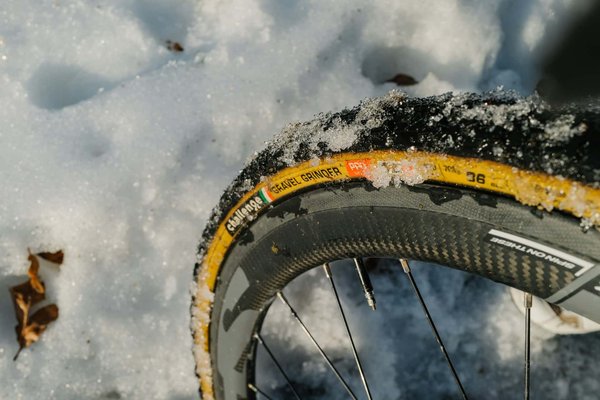 Comment choisir des pneus adaptés pour le cyclisme sur neige?